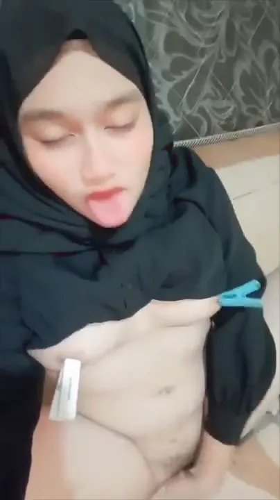 Ukhti Colmek Utingnya Sambil Dijepit