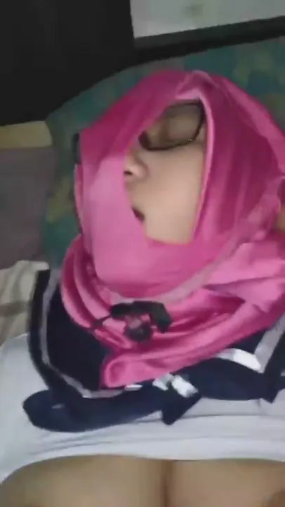 Fantasy Hijab Kancut di Muka Puting di Jepit Jepitan Baju