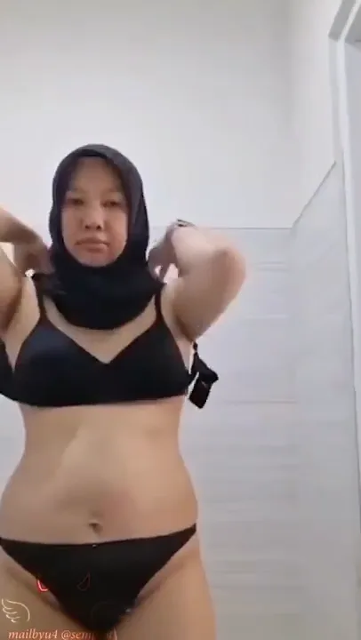 Ibu Guru Ganti Baju Di WC Umum Pap Bugil.mp4